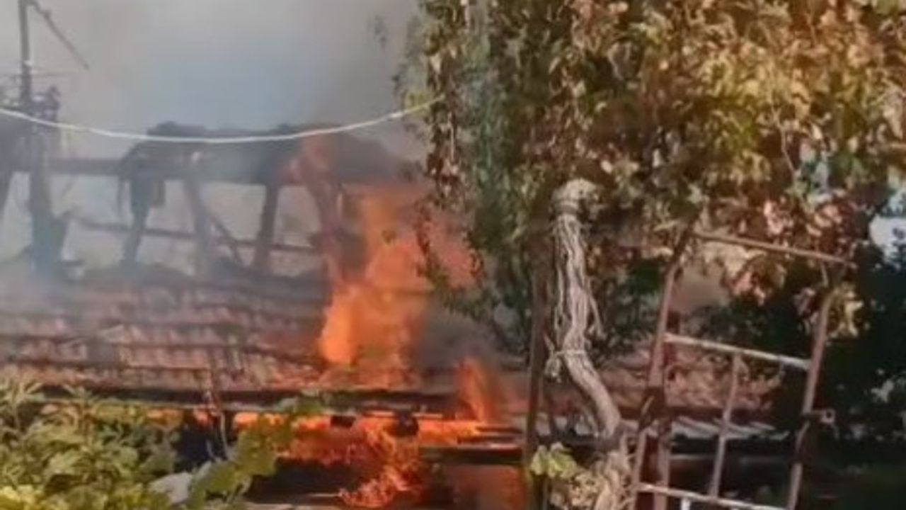 Çal'da müstakil evde çıkan yangın bina kullanılamaz hale geldi