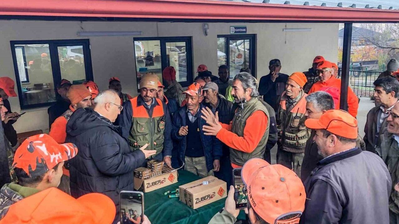 Çameli'de avcılar domuzlarla mücadelede üreticinin yanında; belediye destek verdi