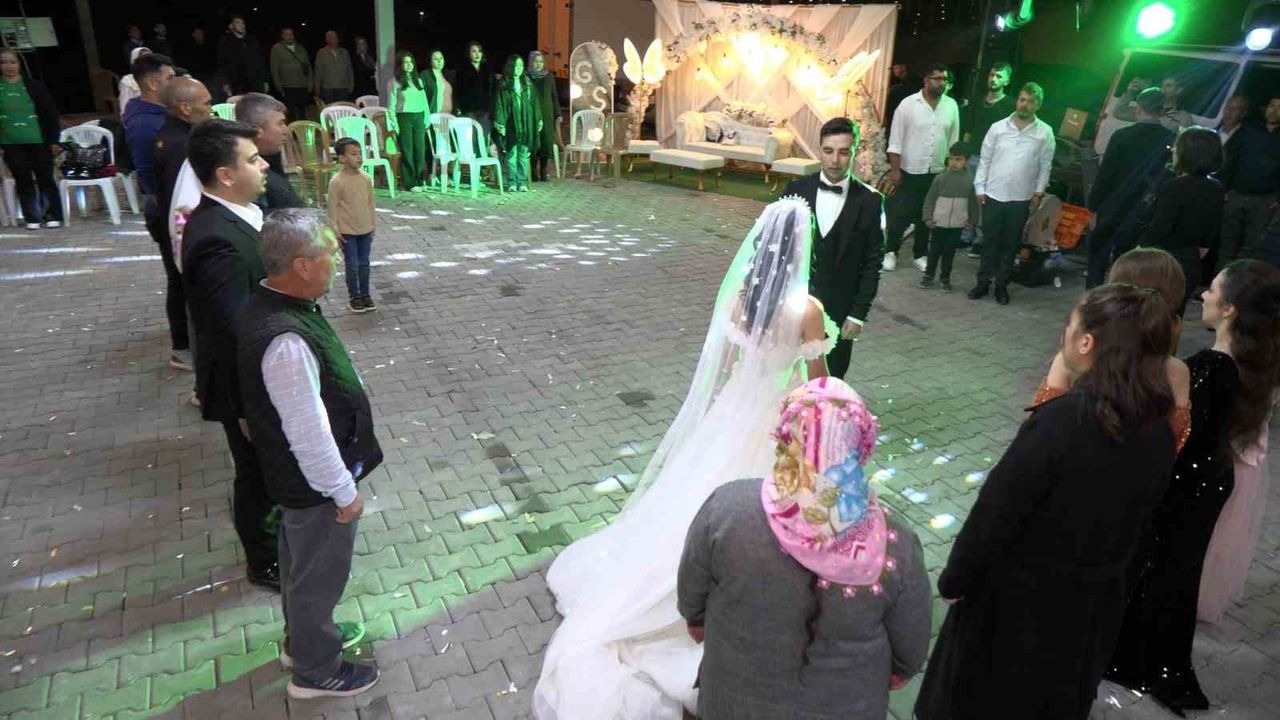 Çameli'de Gelin ve Damat Düğünü Kesip Atatürk İçin Saygı Duruşunda Bulundu