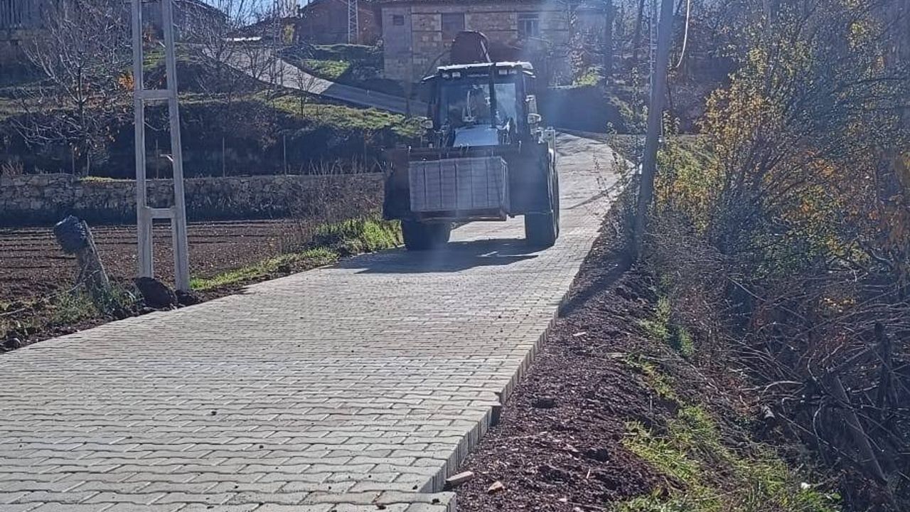 Çameli'de Kalınkoz Mahallesi'nde Kilit Parke Döşeme Çalışmaları Sürüyor