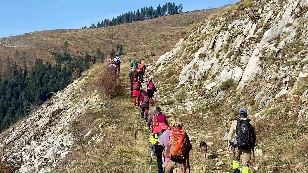 Camiliyayla'da 16 kişilik ekip 18 km doğa yürüyüşü yaptı