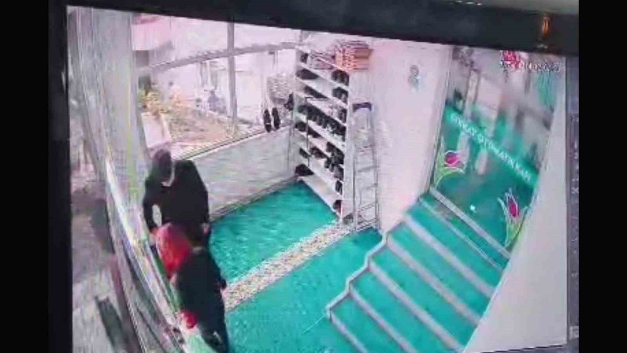 Camiye girer girmez kalp krizi geçirdi; o anlar kamerada