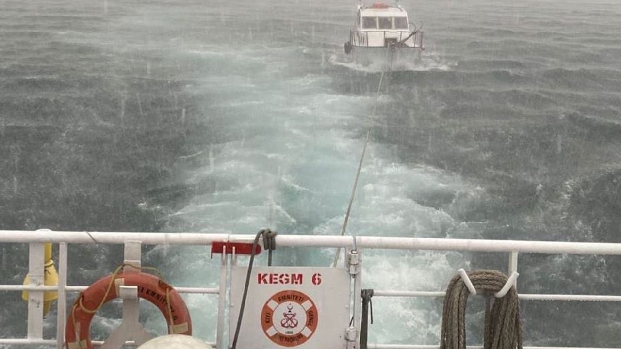Çanakkale Boğazı'nda Makine Arızası Yapan Tekne KIYEM-6 ile Kurtarıldı