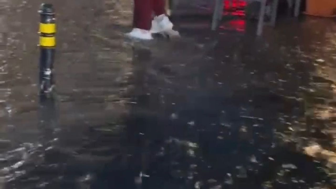 Çanakkale'de sağanak yağış cadde ve sokakları göle çevirdi