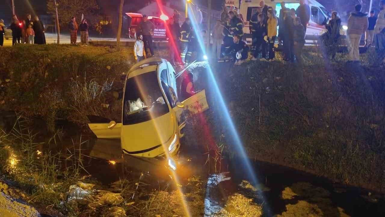 Çanakkale'de şarampole uçan otomobilde sürücü ekiplerle zorluk çıkardı