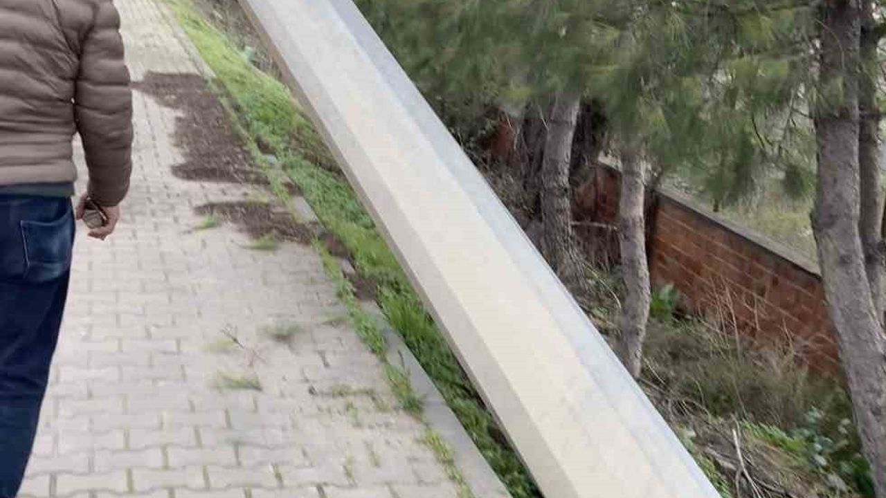 Çanakkale'de Tır Kaza Yaptı, Plaka Tanıma Sistemi Devirdi