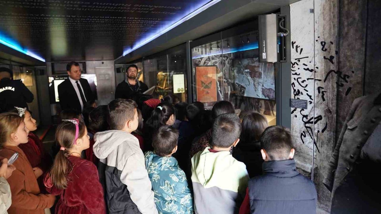 Çanakkale Savaşları Mobil Müzesi Aydıntepe'de Öğrencilerle Buluştu