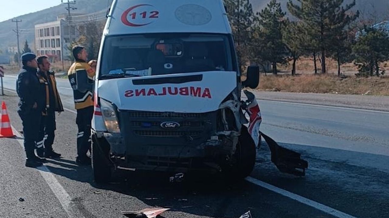 Çankırı'da ambulans ile otomobil çarpıştı: 1 yaralı