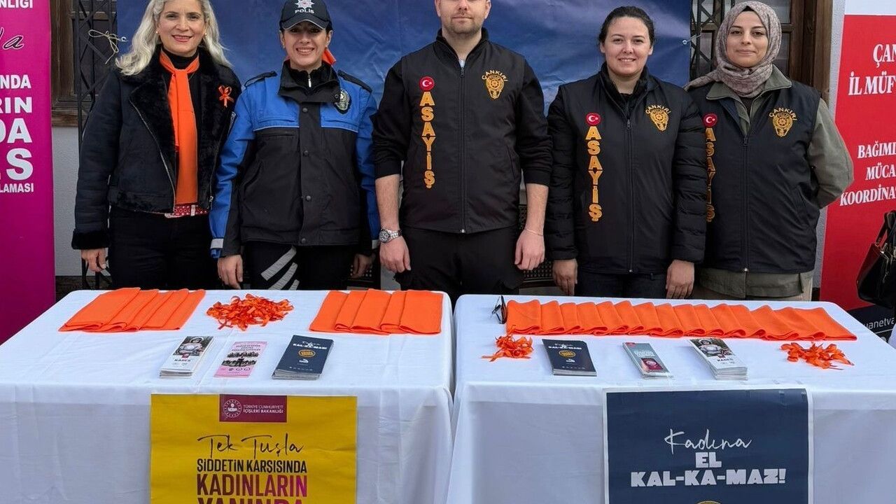 Çankırı'da polislerden KADES bilgilendirme standı