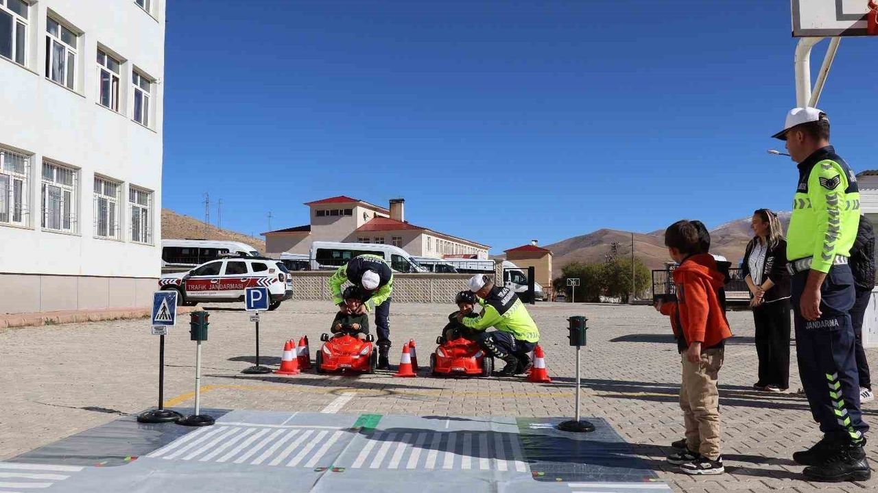 Çatak'ta Öğrencilere Uygulamalı Trafik Güvenliği Eğitimi