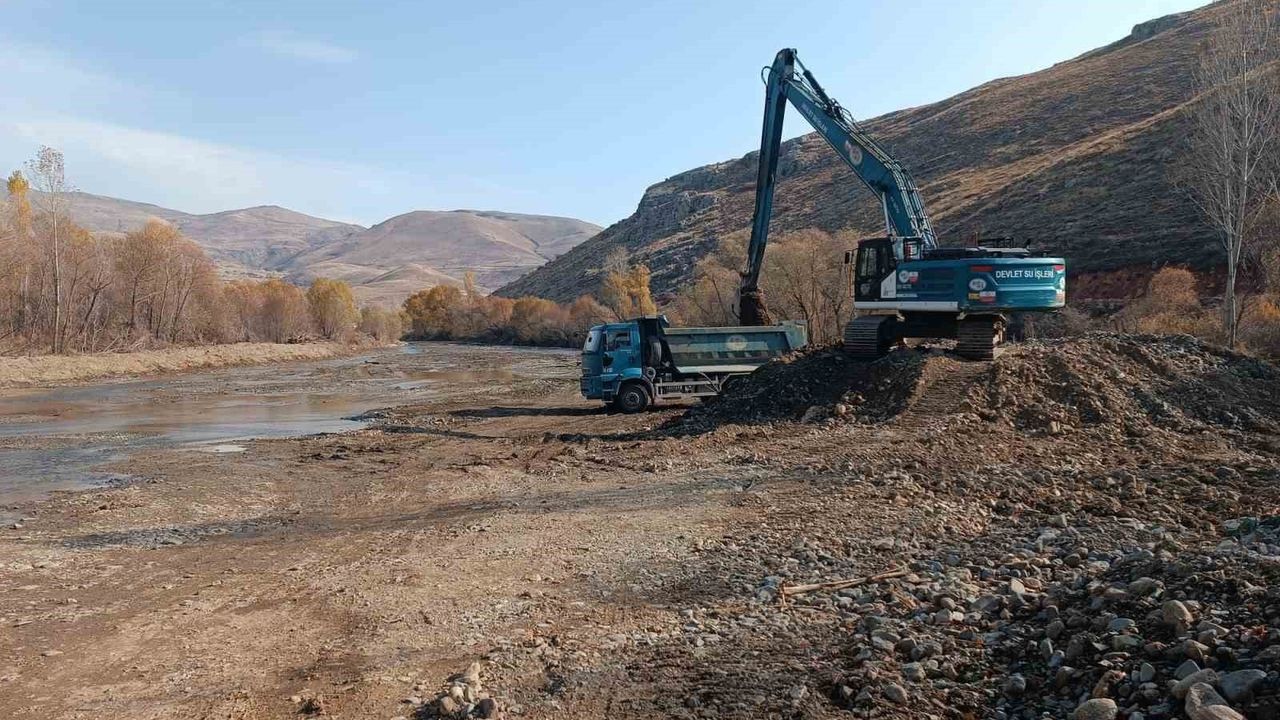 Çatıksu Köyü'nde dere yatağı temizlendi, taşkın riski azaltıldı