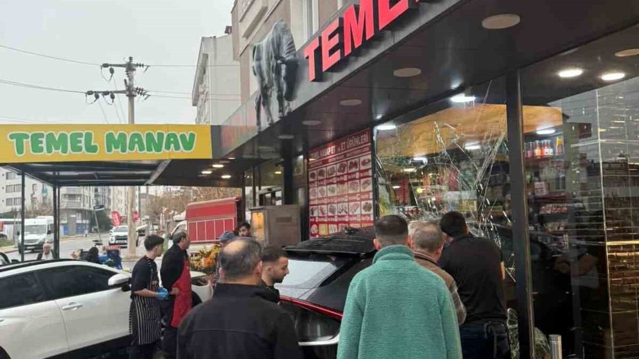 Çayırova'da kontrolden çıkan SUV şarküteriye daldı — Kıl payı kurtuluş kamerada