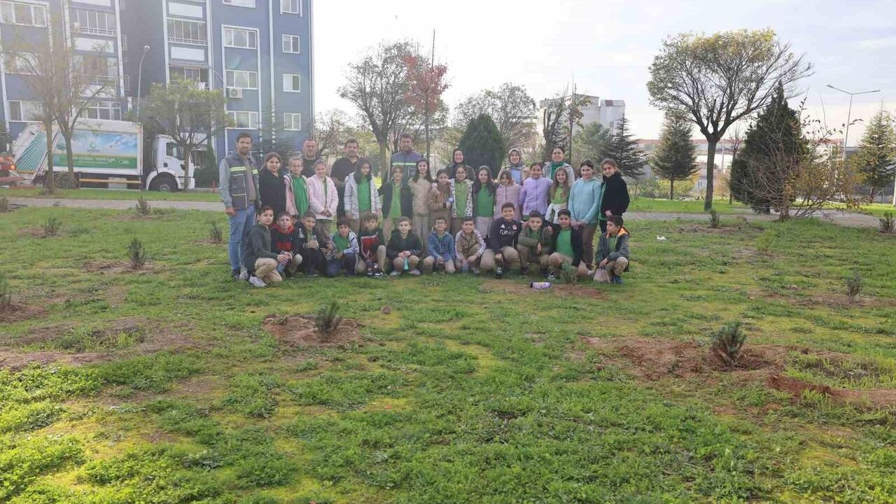 Çayırova'da öğrenciler fidan dikti, doğa bilinci kazandı
