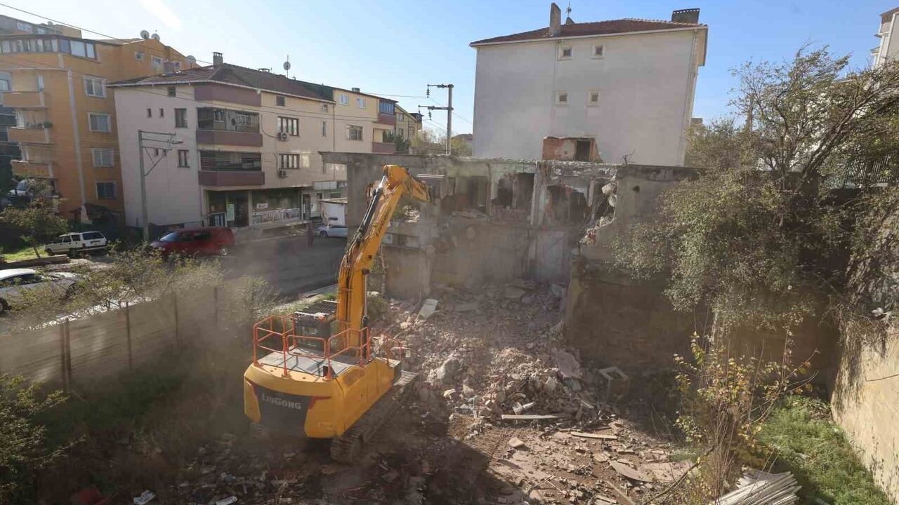 Çayırova'da Özgürlük Mahallesi'ndeki metruk bina yıkıldı