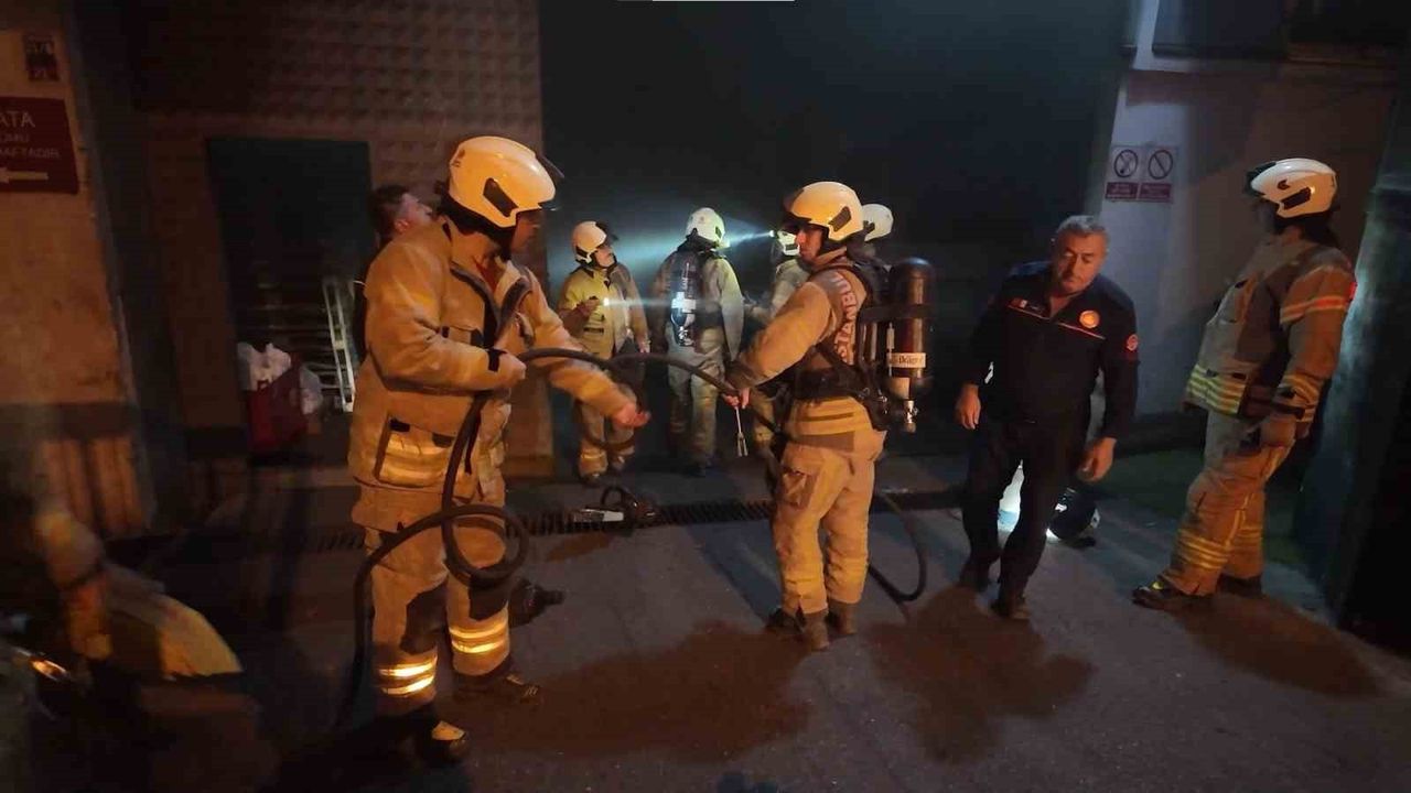 Çekmeköy'de yanık kokusu üzerine fabrika yangını itfaiye tarafından kontrol altına alındı