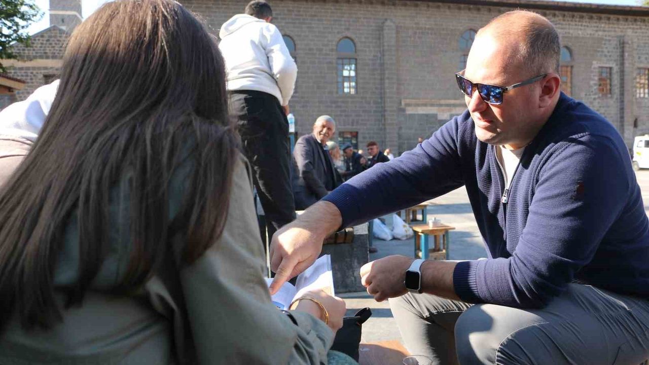 Ceren ve İbrahim Altay, 35 yıllık araçla Diyarbakır'ı sokak sokak tanıtıyor