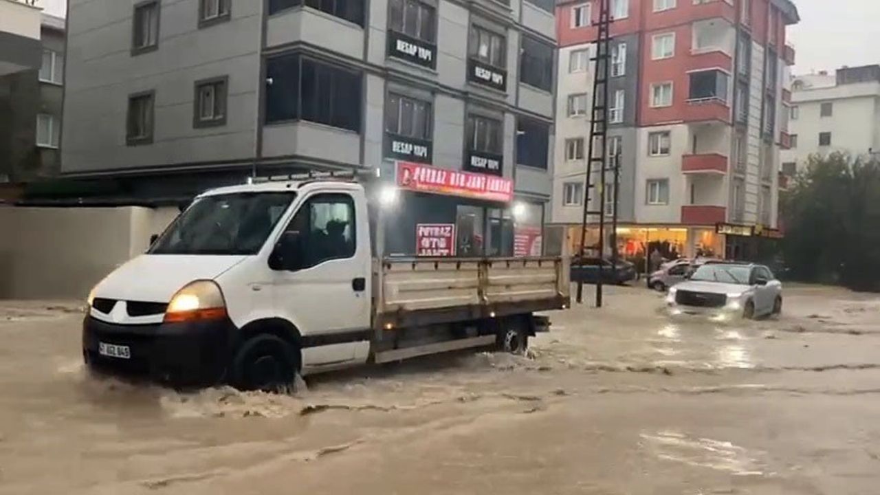 Çerkezköy’de altyapı yetersizliği sokakları göle çevirdi: Yaklaşık 15 servis aracı sanayiye çekildi