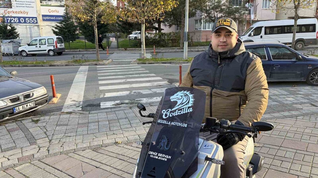 Çerkezköy'de motosiklet sürücüsünün nazik yol verme anı sosyal medyada ilgi çekti
