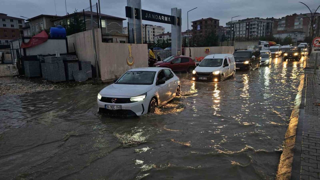Çerkezköy'de sağanak hayatı aksattı: Caddeler göle döndü, araçlar yolda kaldı