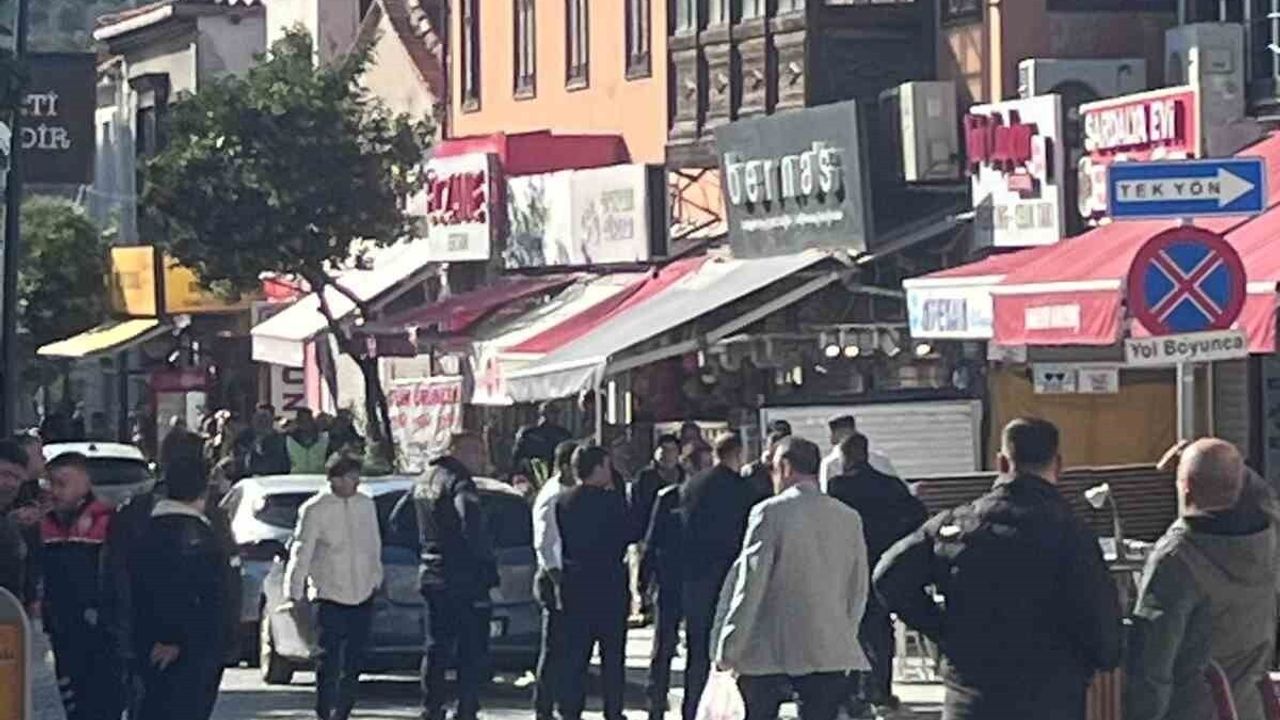 Çeşme'de midyeciye silahlı saldırı girişimi: banka görevlisi hafif yaralandı