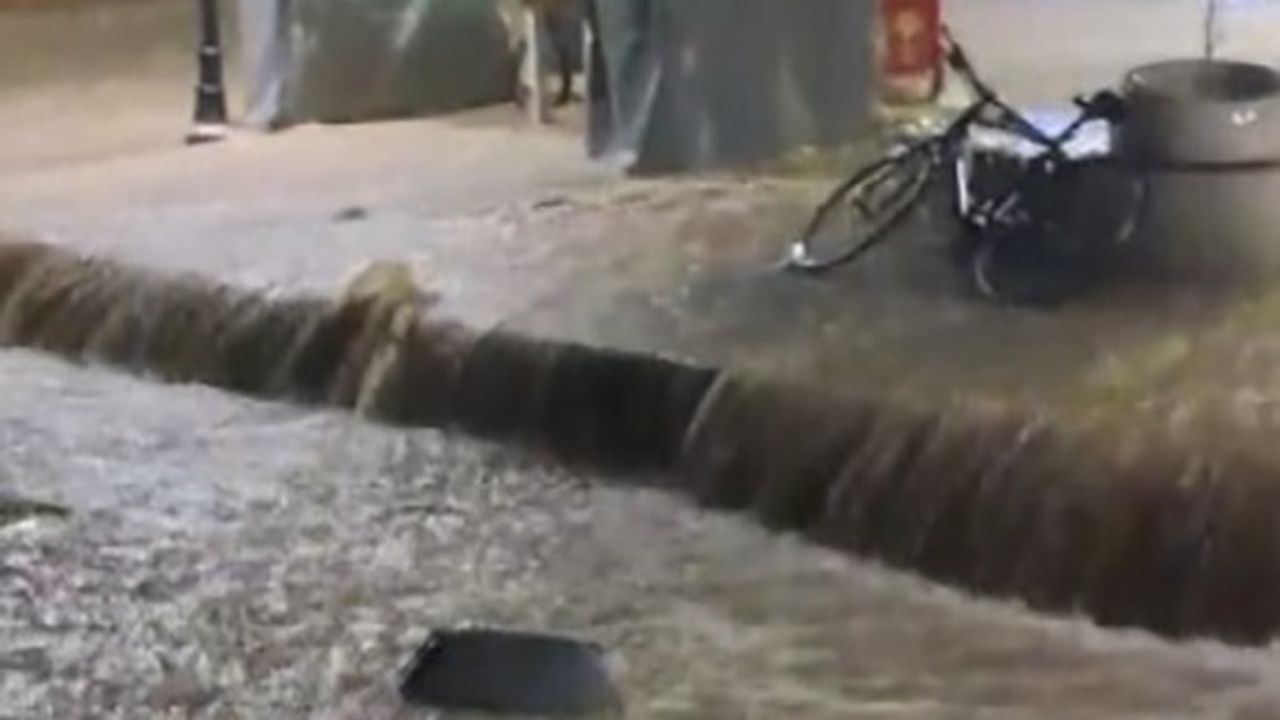 Çeşme'de Sağanak Hayatı Olumsuz Etkiledi: Denizle Kara Birleşti