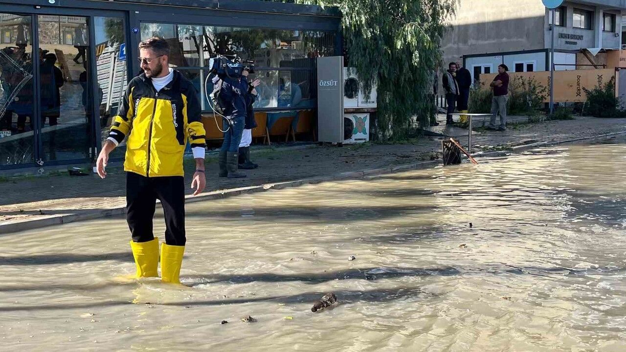 Çeşme'de sağanak sele yol açtı
