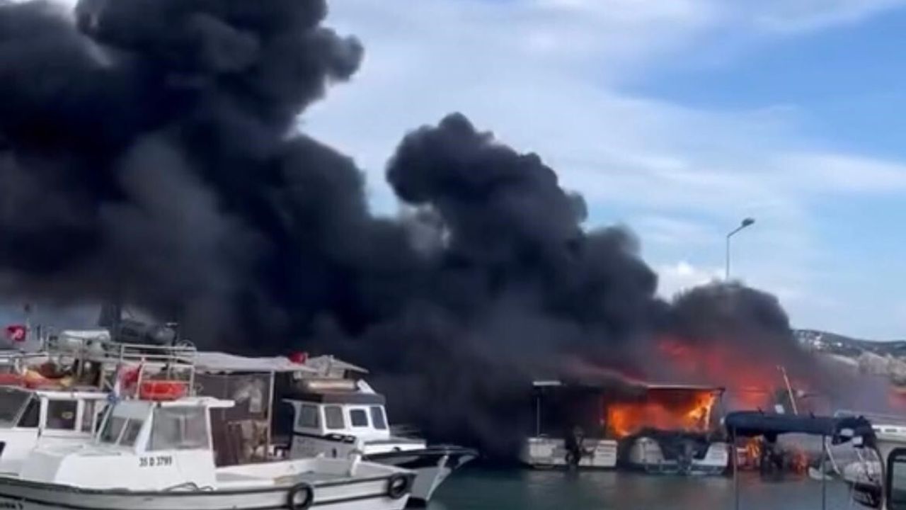 Çeşme'de tekneler alevlere teslim oldu