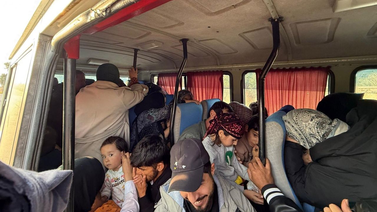 Çeşme'de yol denetiminde 40 düzensiz göçmen yakalandı