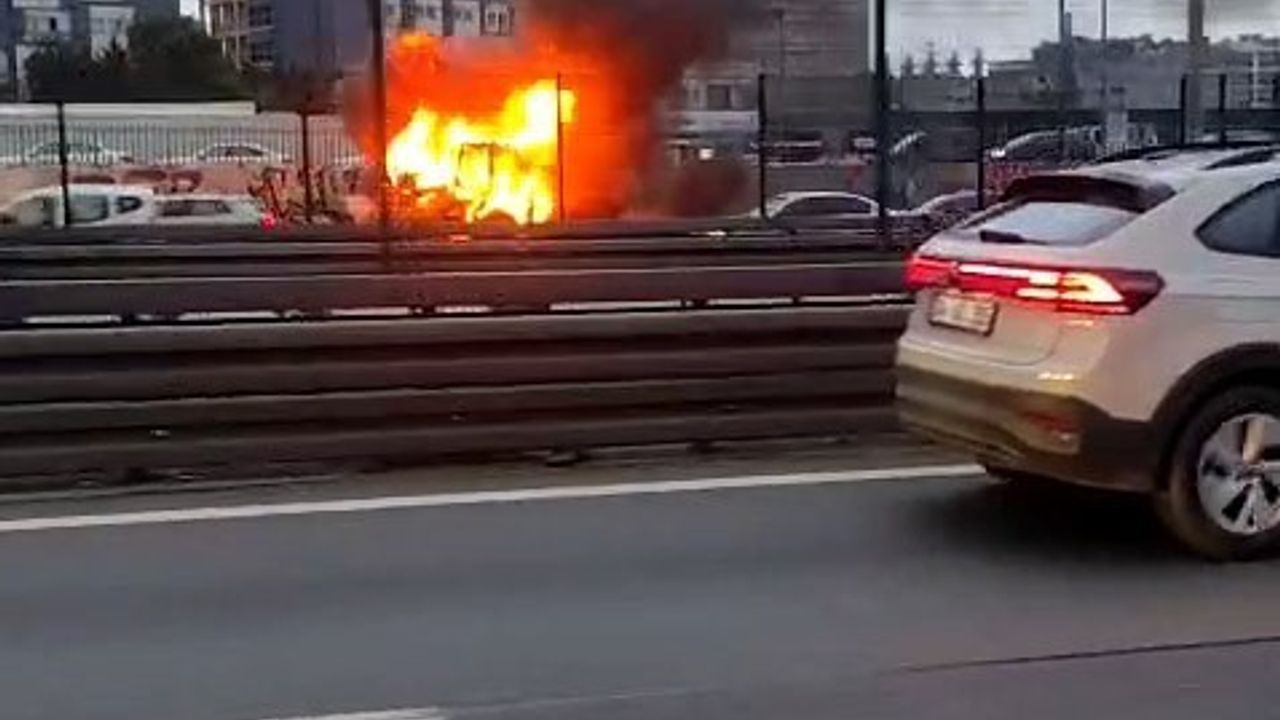 Cevizlibağ'da E5'te iş makinesi alev aldı