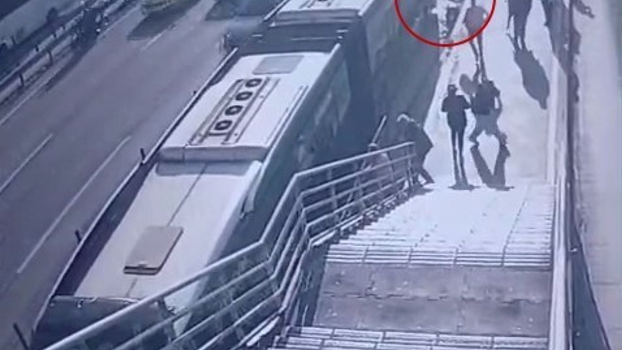 Cevizlibağ’da metrobüs tekerlekli sandalyedeki engelli adama çarptı: 57 yaşındaki Hüseyin C. hayatını kaybetti