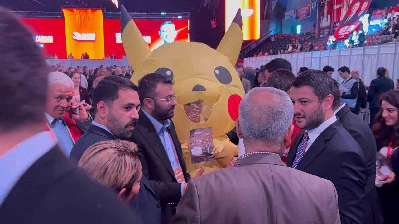 CHP Kurultayı'nda Pikachu kostümlü katılımcı ilgi çekti