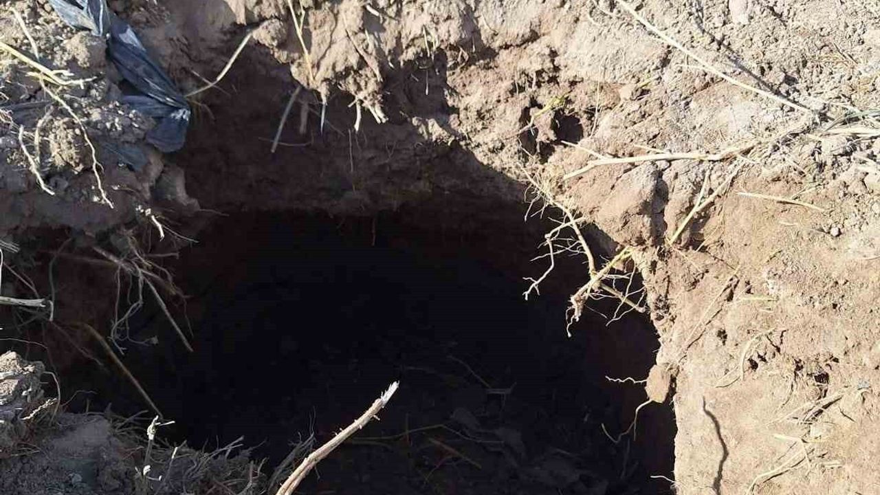 Çivril’de tarlada oluşan obruk mahalleyi tedirgin etti