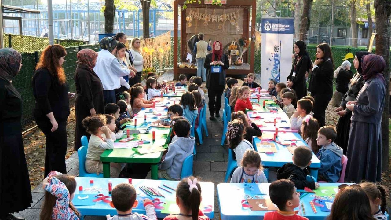 Çocuklar Lokomotif Çocuk Köyü'nde deprem çantası hazırlayıp "çök-kapan-tutun" tatbikatı yaptı
