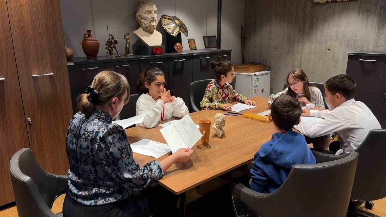 Çocuklar Troya Müzesi’nde 'Devralma Günü'nde görev aldı