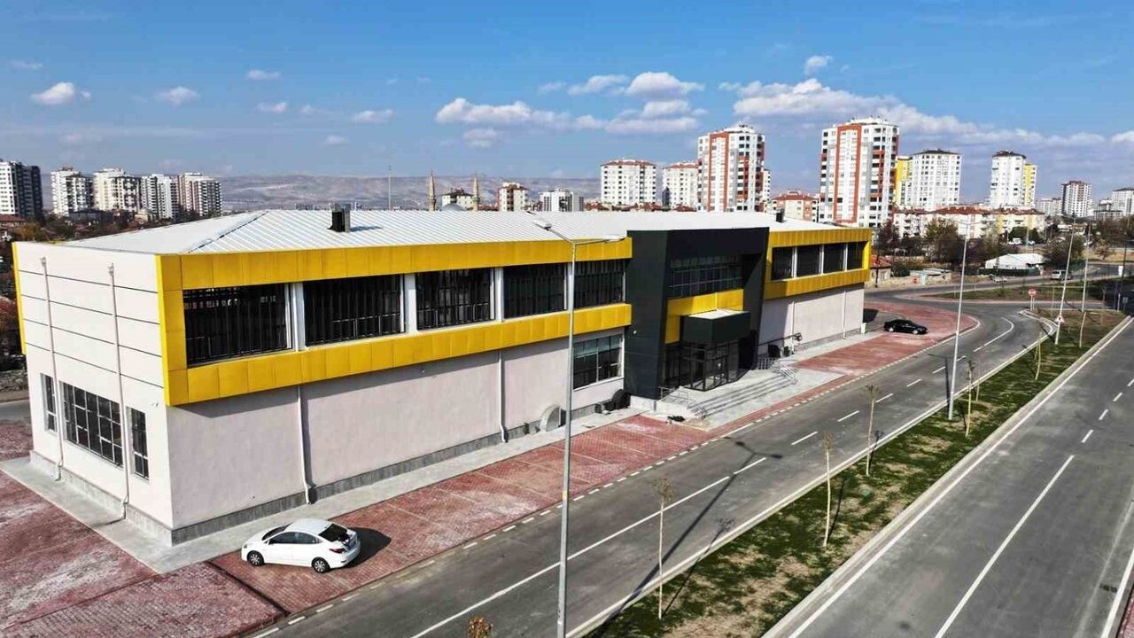 Çolakbayrakdar: Yunusemre'de modern sosyal tesis hizmete hazırlanıyor