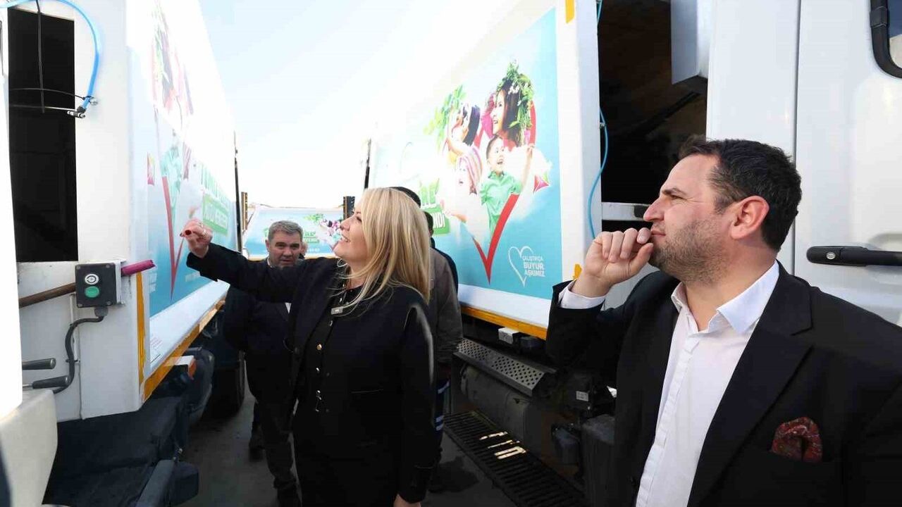 Çöp kamyonlarına gül ve sakız aromalı koku sistemiyle ferahlık