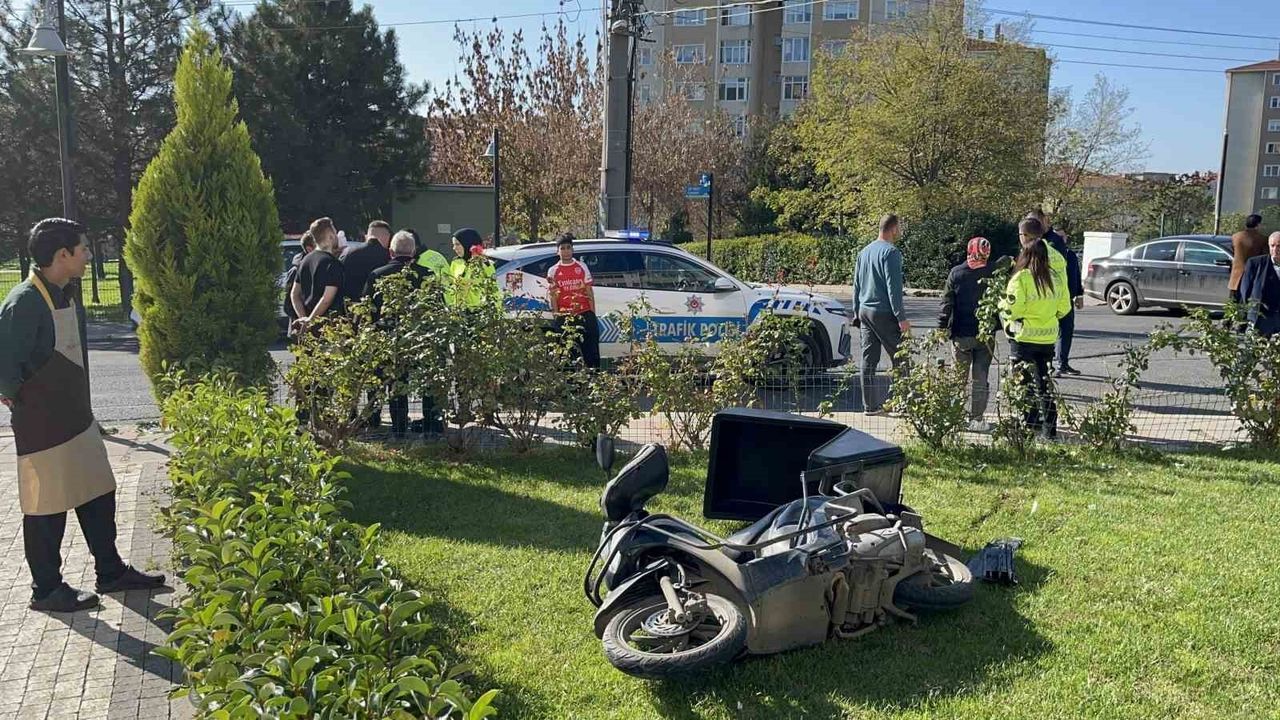 Çorlu'da motosiklet lokanta bahçesine daldı — Kaza anı kamerada