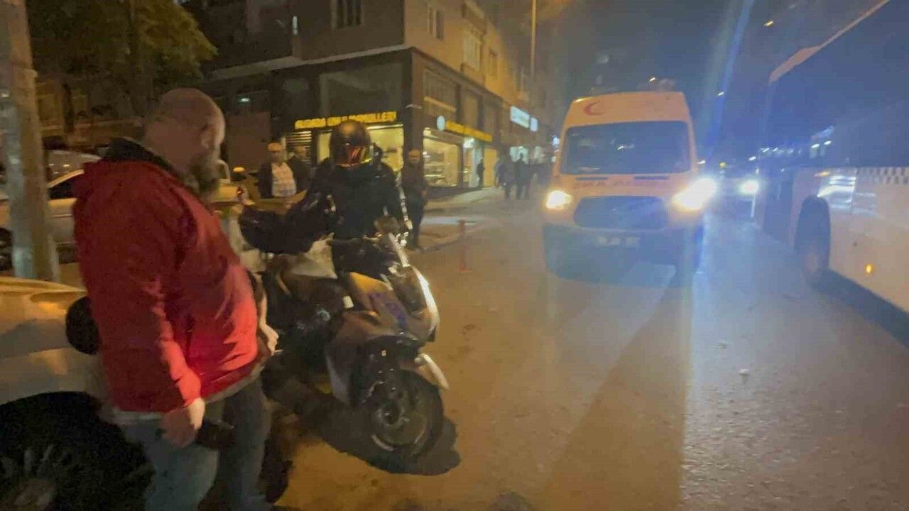 Çorlu'da rampadan inerken kontrolünü kaybeden motosiklet park halindeki araca çarptı