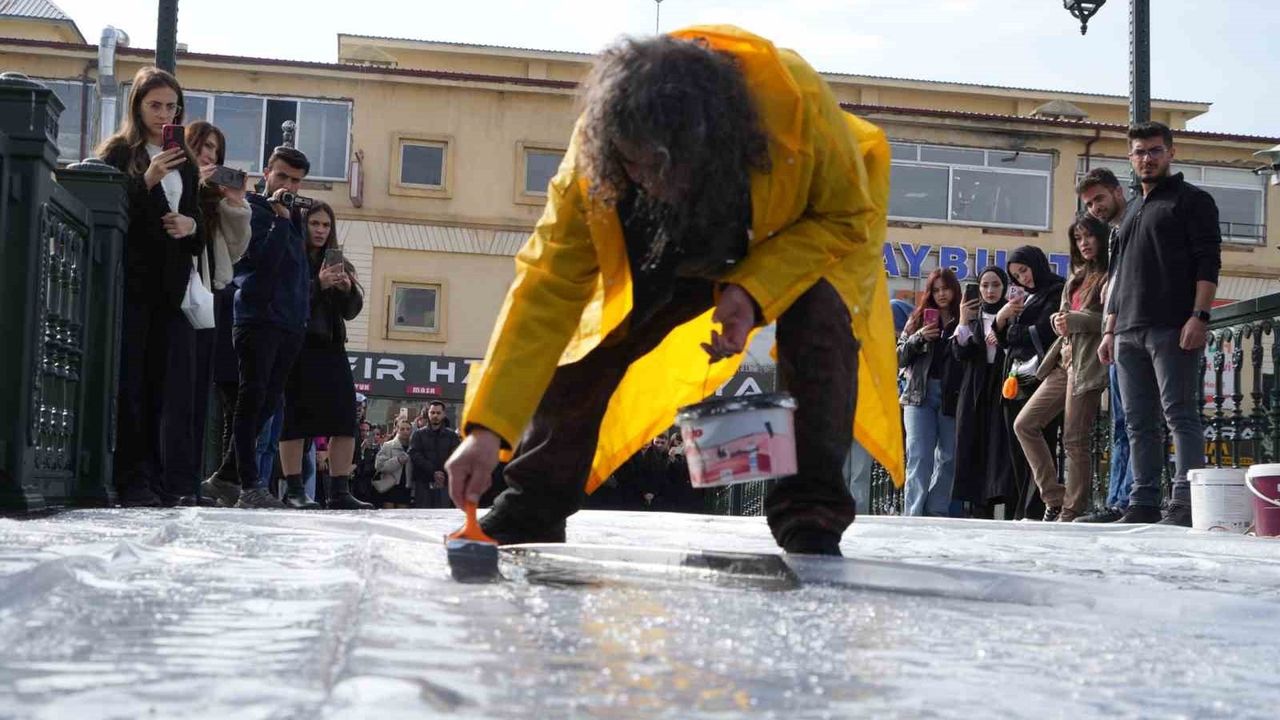Çoruh’ta ‘Arınma’ performansı: Naylon ve suyla sembolik temizlik