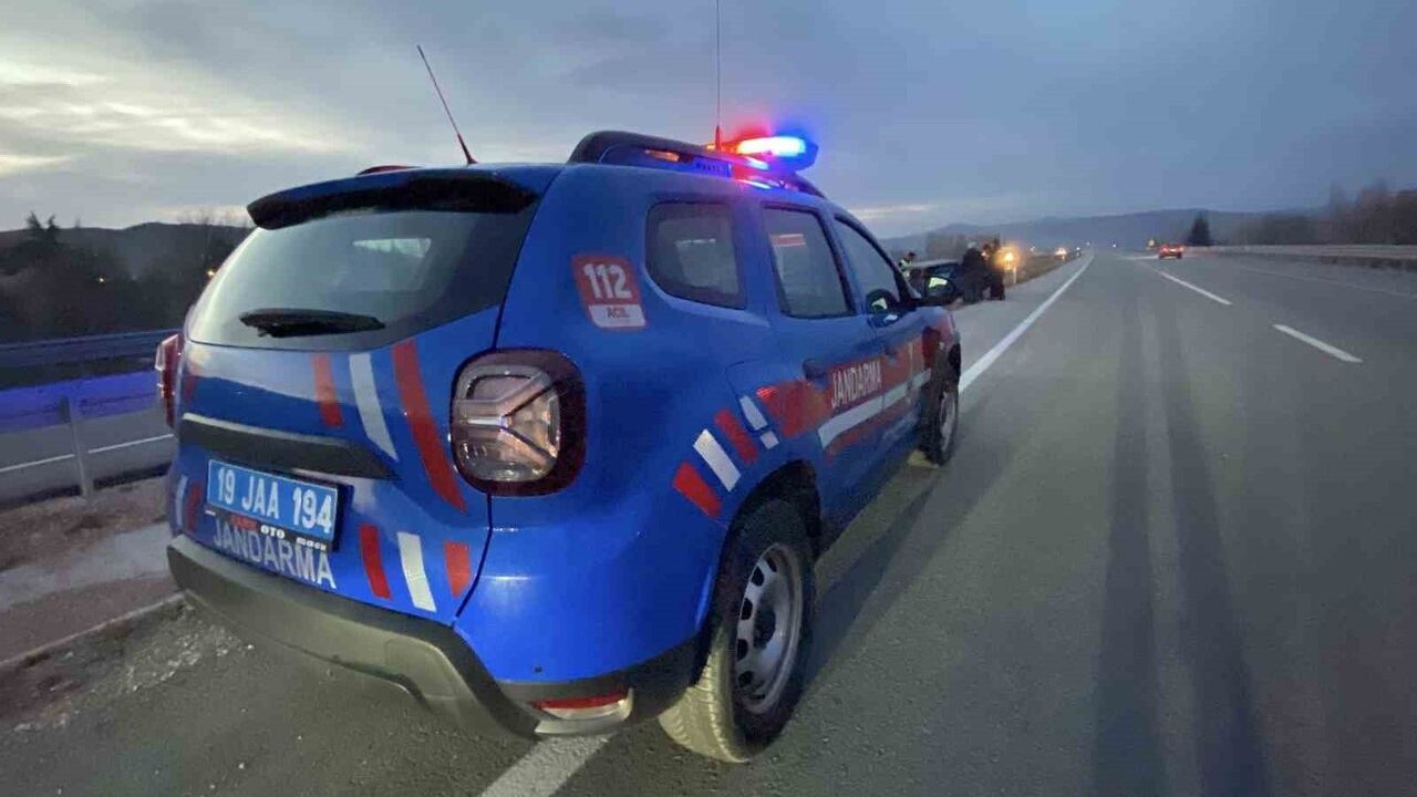 Çorum-Amasya yolunda bariyere çarpan otomobilde 2 yaralı