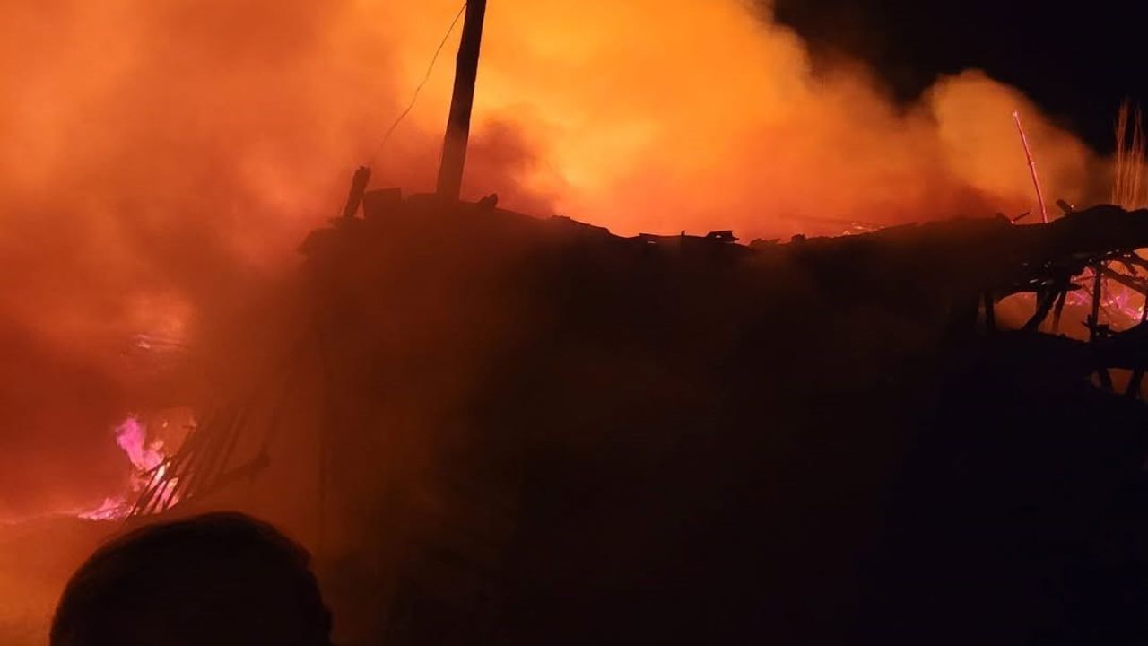 Çorum Bayat’ta ev, samanlık ve balyalar yangında kül oldu