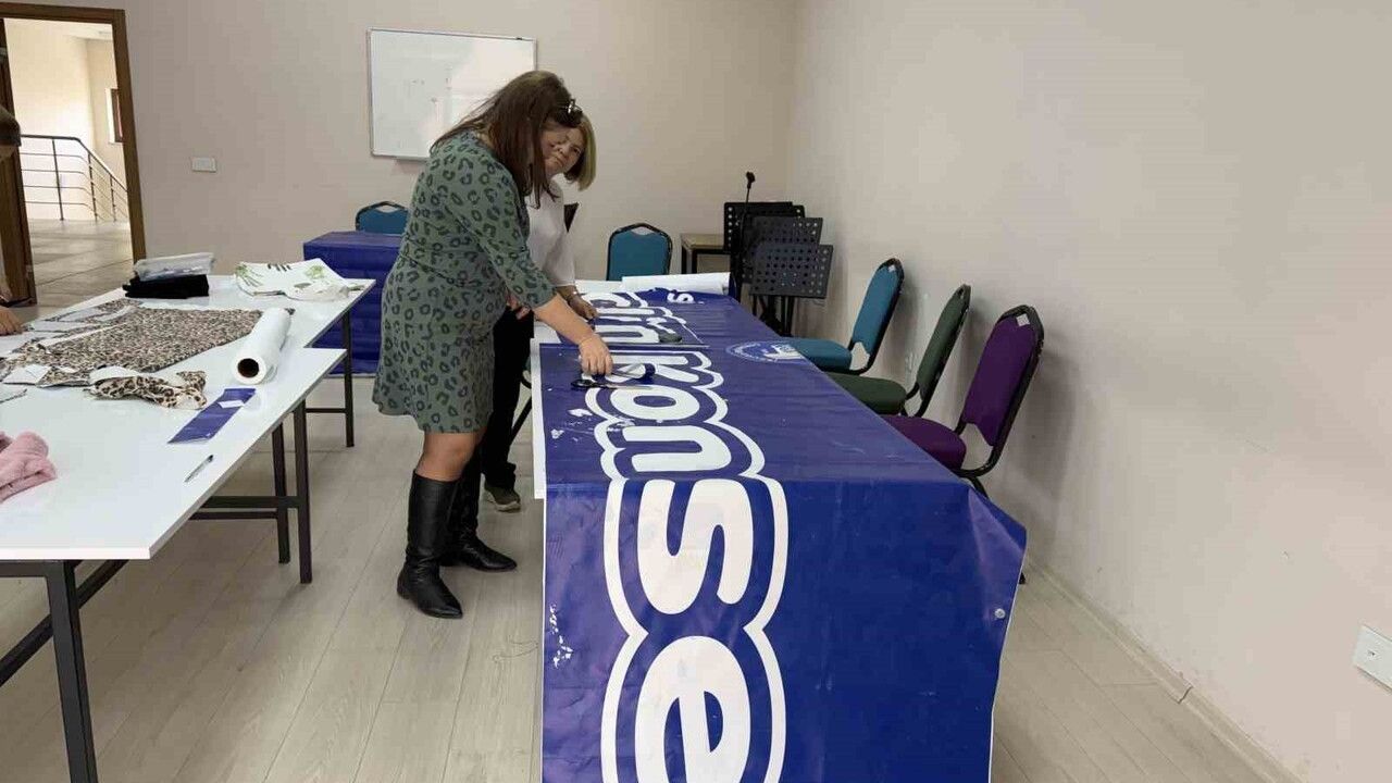 Çorum'da afişlerden dayanıklı çantalara dönüşüm