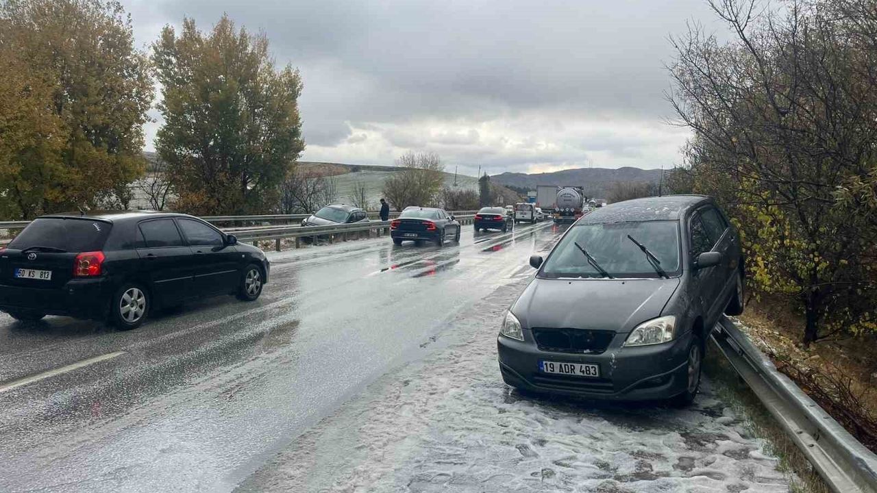 Çorum’da dolu nedeniyle gerçekleşen kazalarda 10 kişi yaralandı