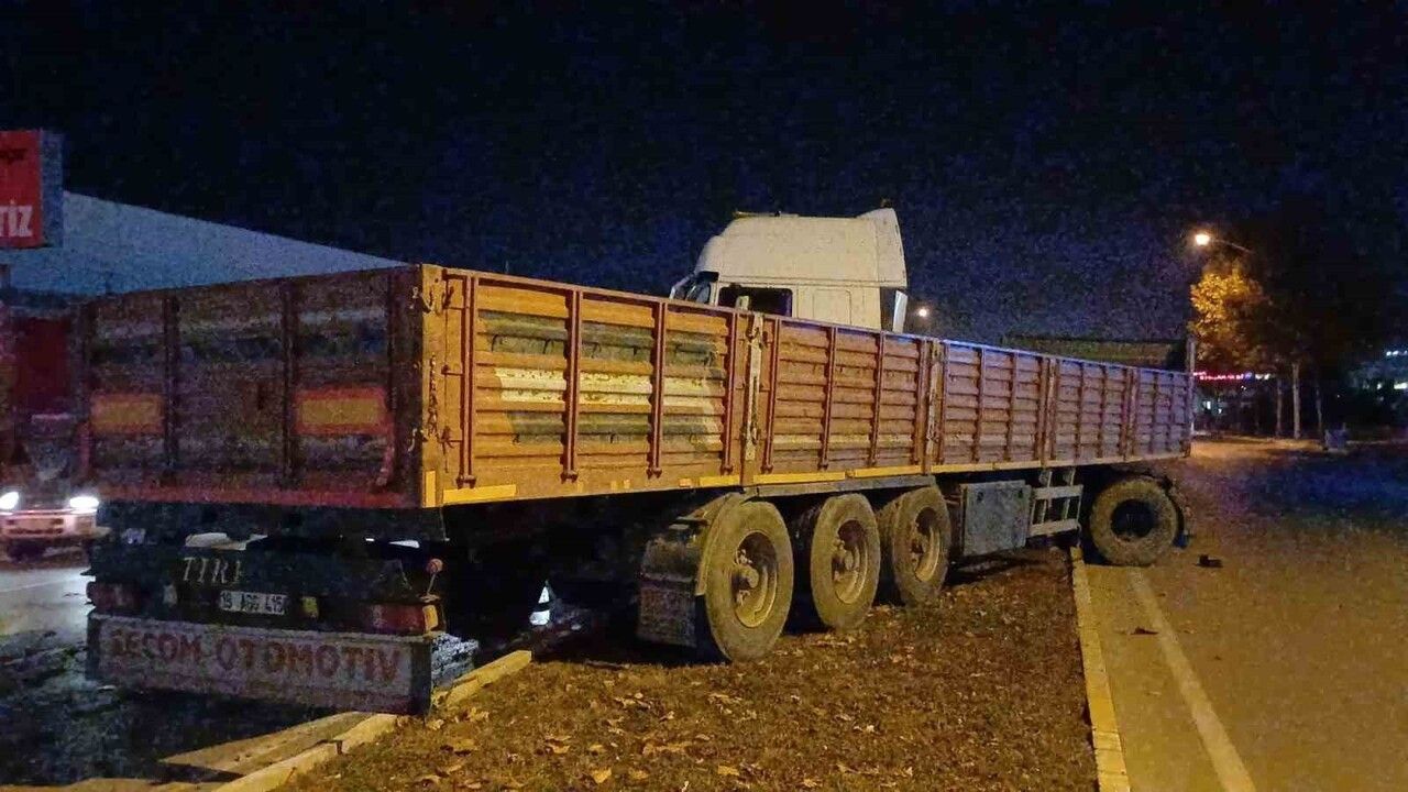 Çorum'da kavşakta tır ve otomobil çarpıştı: 1 yaralı