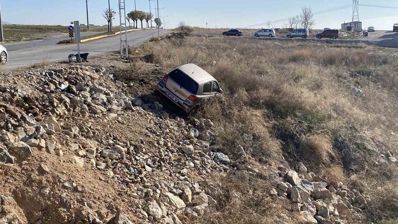 Çorum'da köprüden düşen otomobil taşlık alanda asılı kaldı