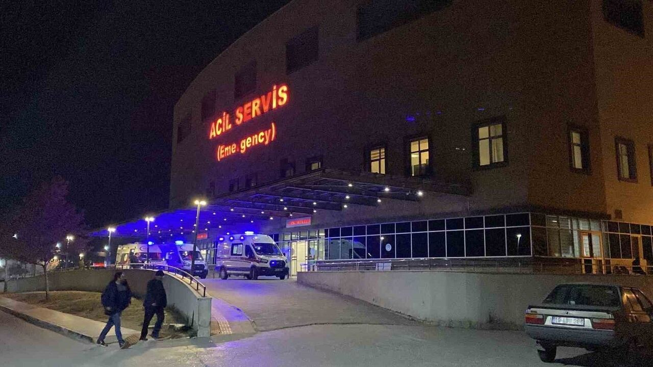 Çorum'da park halindeki vince iki otomobil çarptı: 1 ölü, 1 yaralı