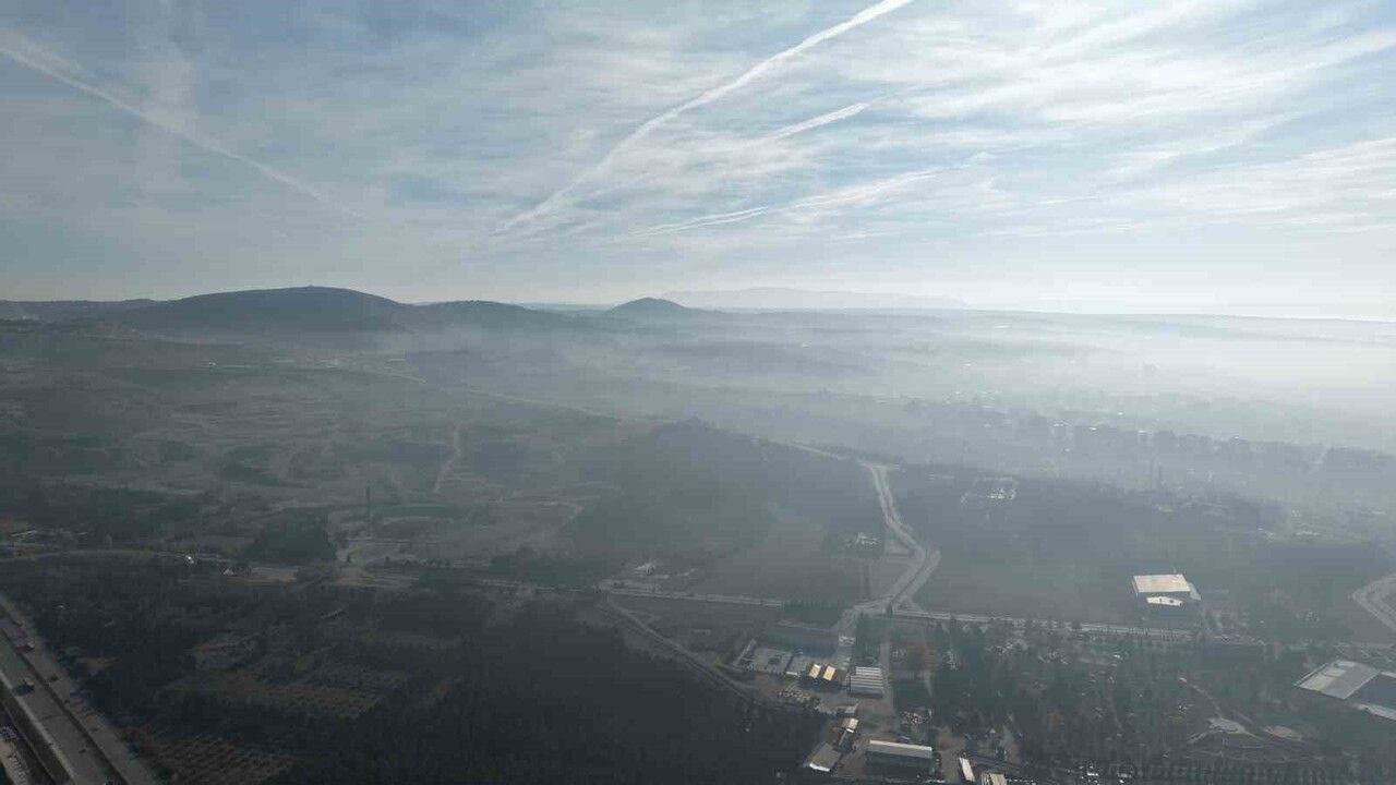 Çorum'da sabah sisleri kent merkezini etkiledi