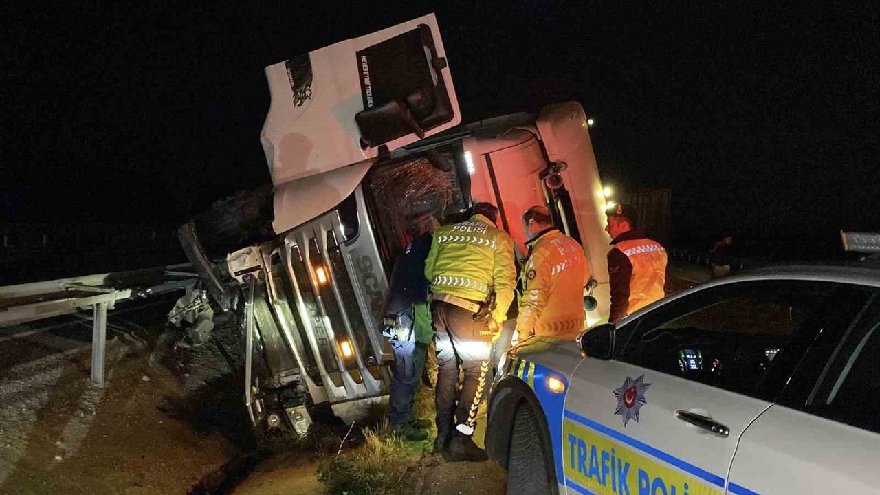 Çorum’da Tır Devrildi: Yola Saçılan Hayvan Yemi Trafiği Engelledi