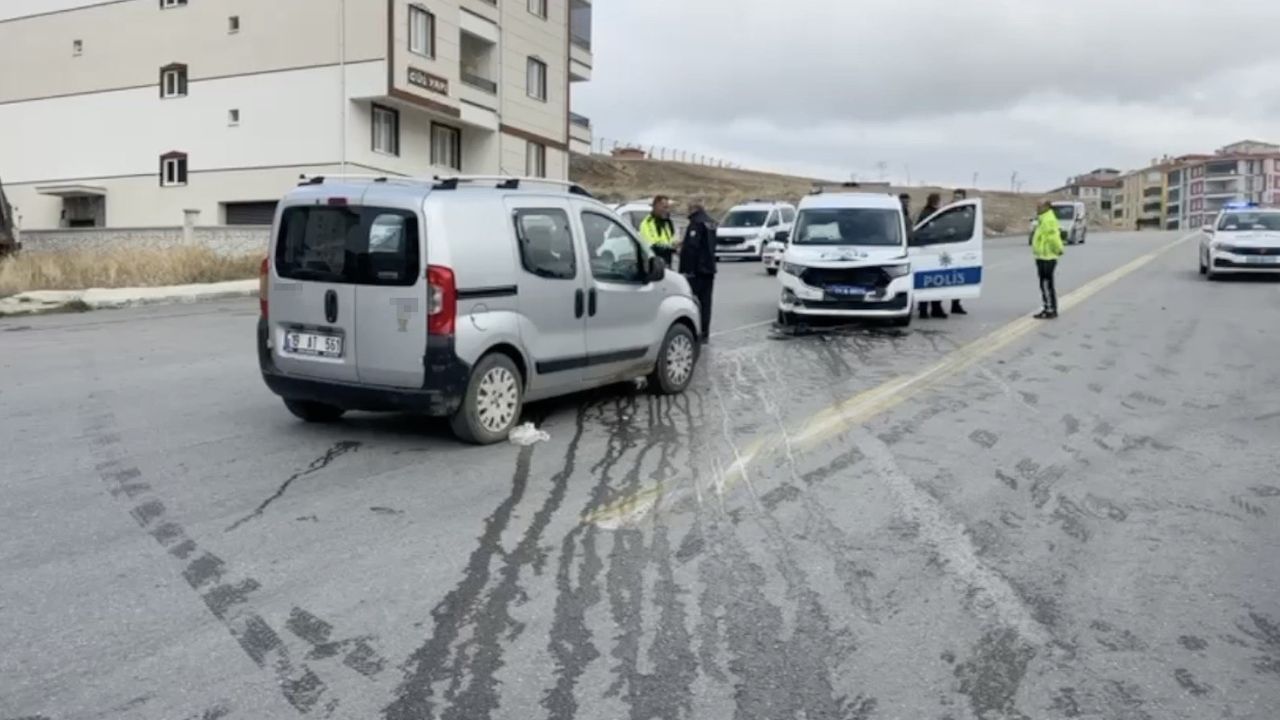 Çorum Gülabibey'de ekip aracıyla hafif ticari çarpıştı: 1 polis yaralandı