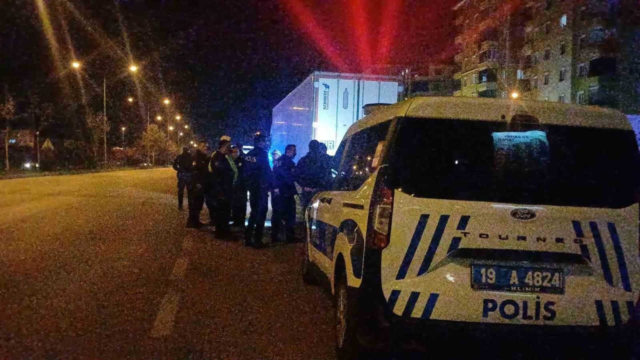 Çorum İlim Yayma Kavşağı'nda tırın çarptığı kadın ağır yaralandı